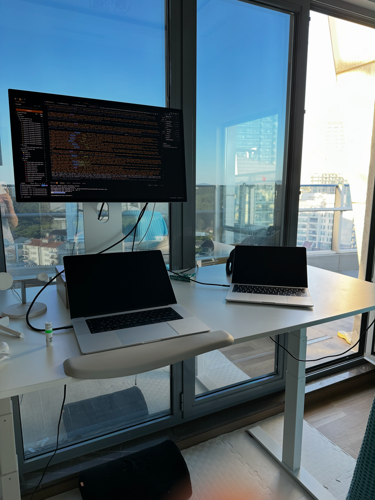 Second test computer marked in red on the desk